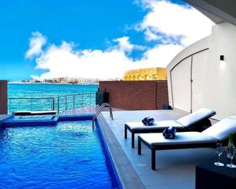 فندق ومنتجع ذا دراغون جزر أمواج - المنامة - حوض السباحة