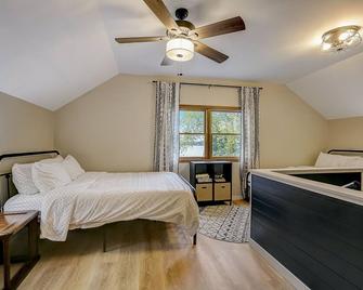 Lakefront Retreat with Stunning Views - Skiing, Hiking & Dells! - Merrimac - Habitación