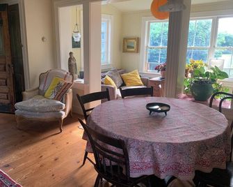 Back to nature—-an Island artist’s cottage… - Block Island - Essbereich