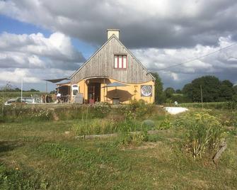 Quaint Little Cottage With Exceptional Countryside Views - Sérent - Edificio