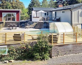 Holiday Home Nynäshamn - Nynashamn - Басейн