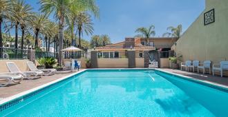 Anaheim Islander Inn And Suites - Anaheim - Pool