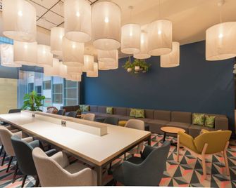 Hampton by Hilton Utrecht Central Station - אוטרכט - בר