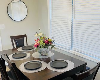 Stylish and Cozy Retreat - Buford - Eetruimte
