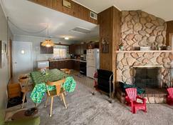 Rustic Three Bedroom Cabin with 28 Foot Dock on Cedar Lake - Nashua, Iowa - Nashua - Dining room