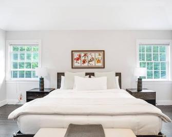 Expansive Modern Sag Harbor Home with Private Heated Pool, Perfect for Families - Sag Harbor - Habitación
