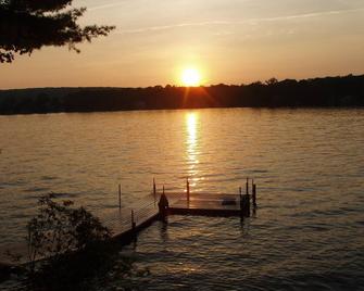 Charming Lakefront Home with Sunset Views - East Hampton - Outdoors view