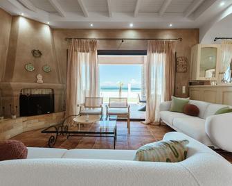 Unique Thasos Beach Villa - Thasos Town - Huiskamer