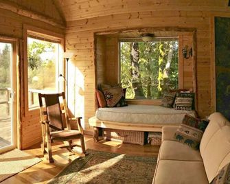 Pond Cottage. A roomy tiny home with a Pond - Port Angeles - Bedroom