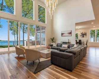 Paradise Peninsula by AvantStay Waterfront Private Beach View - Mooresville - Living room
