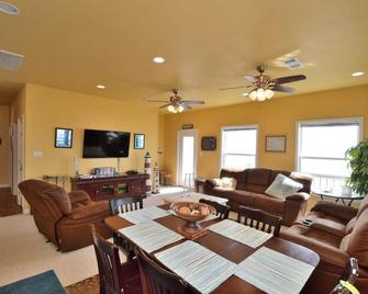 Bonita Vista: 3 Br, 2 Ba House In Gilchrist, Sleeps 13 - Gilchrist - Living room