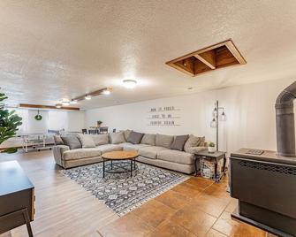 Sunrise Ranch - A Peaceful Country Stay + Hot Tub - Newton - Obývací pokoj