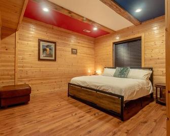 14 Guests 5BR 2BA Game room and Living - Parowan - Bedroom