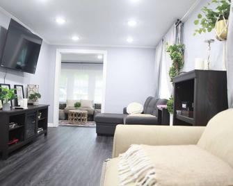 Close to Wisconsin Dells freshly renovated home in Baraboo! - Baraboo - Living room