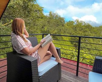 Cozy romantic cabin near La Fortuna and Arenal Volcano with WiFi, AC, Jacuzzi - Monterrey - Balcony