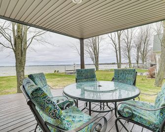 Family-Friendly Houghton Lake House Steps to Lake - Houghton Lake - Terasa