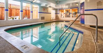 Executive Residency by Best Western Navigator Inn & Suites - Everett - Svømmebasseng