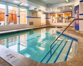 Executive Residency by Best Western Navigator Inn & Suites - Everett - Pool