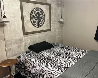 House with pool/privacy/fire pit fence in town - Jackson - Bedroom