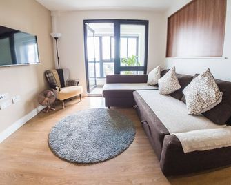 Ilford Tower Apartments - Ilford - Living room