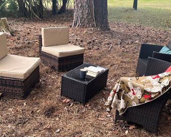 Experience staying in a late 1800’s cabin. Located near the Tennessee River - Scottsboro - Patio