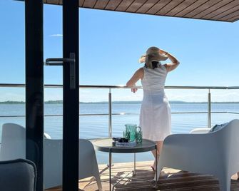 Houseboat by Lake Jamno With Rooftop Terrace - Łazy - Balkon
