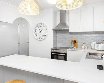 Coastal convenience! Walk to the shops & cafes... - Scarborough - Kitchen