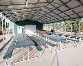 W-W: Bluebell Cabin, Glamour Camping Tiny Home - Monticello - Living room