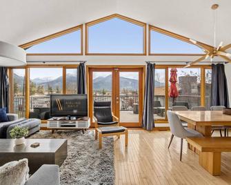 Family Matters | Private Hot Tub | Fenced Backyard - Invermere - Living room