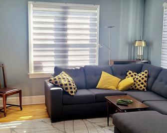 Clean & Cozy - Riverview only 1km from Gordon's Wharf boat slip - Miramichi - Sala de estar