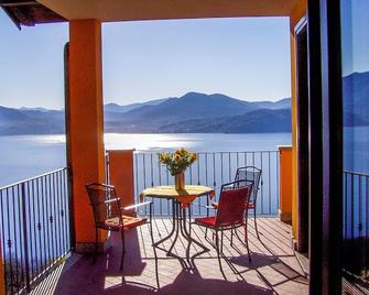 3-room apartment with panoramic pool in an architecturally charming residence - Oggebbio - Balcon