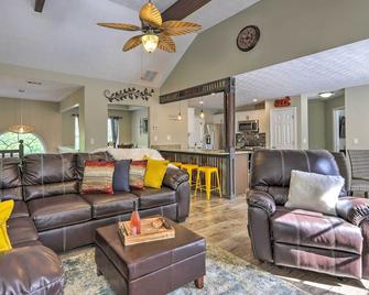 Charming Covington Home with Fire Pit and Game Room! - Covington - Sala de estar