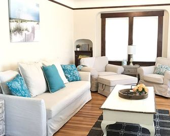 Heart of Lake Coeur d'Alene. Steps To City Beach, Downtown & Ironman! - Coeur d'Alene - Living room