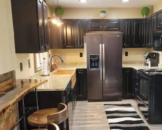 Waldens Wonder | artist dream | hot tub - Slade - Kitchen
