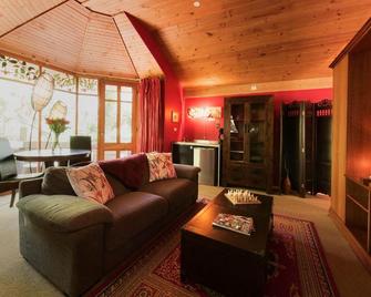 Linden Gardens Rainforest Retreat - Mount Dandenong - Living room