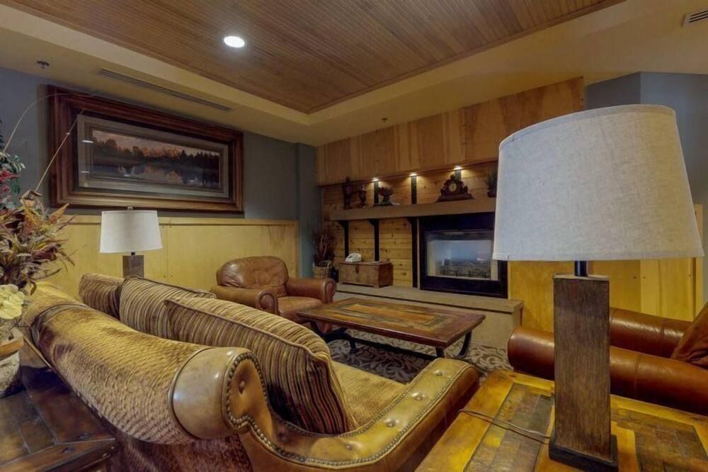 1 Bedroom Mountain Condo in River Run Village with Beautiful Mountain Views and Walking Distance to Ski - Keystone - Wohnzimmer