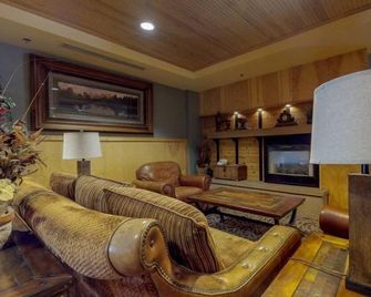 1 Bedroom Mountain Condo in River Run Village with Beautiful Mountain Views and Walking Distance to Ski - Keystone - Wohnzimmer