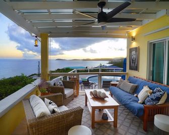 Home with panoramic views with access to private beach! - Île Saint-Thomas - Balcon