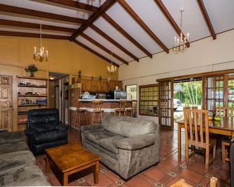 Charming Private Cottage with Spectacular Mountain & City View - Escazú - Living room