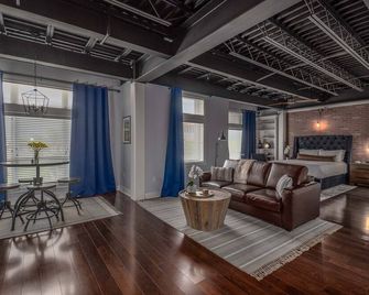 Heart of Downtown Lakeland - Urban Luxury Loft. Studio + Memory Foam Sofa Bed - Lakeland - Living room