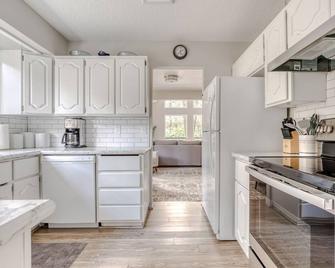 Sandy River Serenade - Rhododendron - Kitchen