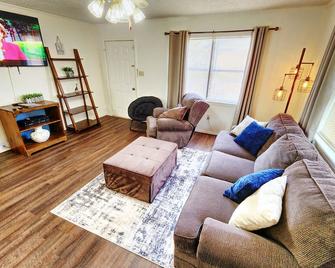 Charming Cottage Apartment with all amenities - Idabel - Living room