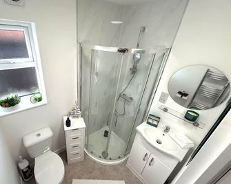 Elegant City Retreat - Watford - Koupelna