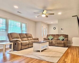 Tranquil Ranch Style Retreat w/ 2+ Acres of Land - Marietta - Stue