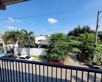 Ganada Suites Deluxe 11 - Angeles City - Balcón