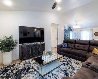 Luxury Downtown Getaway - Private 20ft Swim Spa - Cedar City - Stue