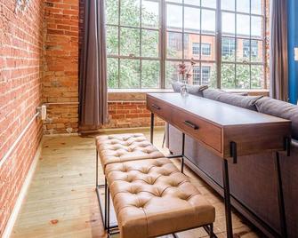 100 Year Old Historic Brick 2br Loft High Ceiling3 - Durham - Living room