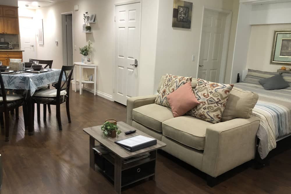 910 sqft, firm king + firm queen, 2 bath, inc. Parking, 1 block from Starbucks. - Alhambra - Salon