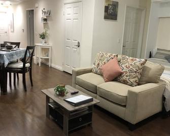 Spacious 910 sqft, firm king + firm queen, 1 block from Starbucks, parking incl. - Alhambra - Living room