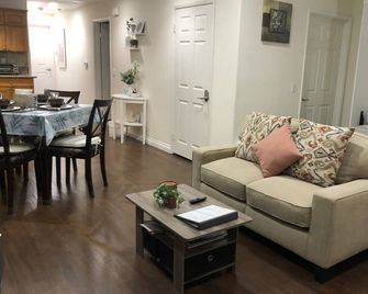 910 sqft, firm king + firm queen, 2 bath, inc. Parking, 1 block from Starbucks. - Alhambra - Salon